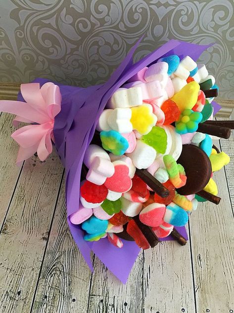 Food Bouquet, Chocolate Bouquet Diy, Edible Bouquets, Sweet Trees, Sweet Gift Ideas, Unique Bouquet, Diy Gift Baskets, Edible Arrangements, Cupcake Bouquet