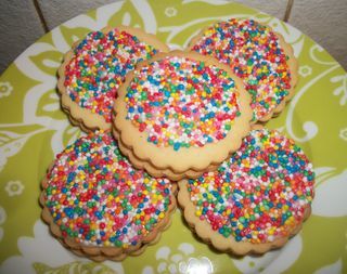 Kiss Biscuits Kiss Biscuits, Bunny Biscuits, S Letters, Aussie Food, Biscuit Dough, Biscuit Cookies, Biscuit Recipe, Christmas Baking, Sweet Tooth