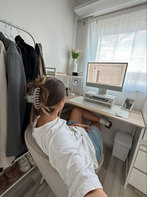 Office Girl Aesthetic, Work From Home Aesthetic, Office Girl, Office Room Decor, Office Job, Work Motivation, Luxury Lifestyle Dreams, Future Apartment, Studying Inspo