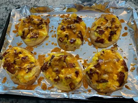 Easy Breakfast Pizza (Casey's Copycat Recipe) - The House on Silverado Caseys Breakfast Pizza, Easy Breakfast Pizza, Breakfast Pizza Recipe, Breakfast Bread Recipes, Baked Potato Recipes, Pizza Recipes Easy, Lazy Weekend, Homemade Dough, Twice Baked