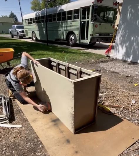 Recycling Filing Cabinets Into Beautiful DIY Flower Boxes File Cabinet Planter, Recycled Planters, Diy File Cabinet, Garden Planters Diy, Diy Planters Outdoor, Big Planters, Diy Flower Boxes, Outdoor Planter Boxes, Family Backyard