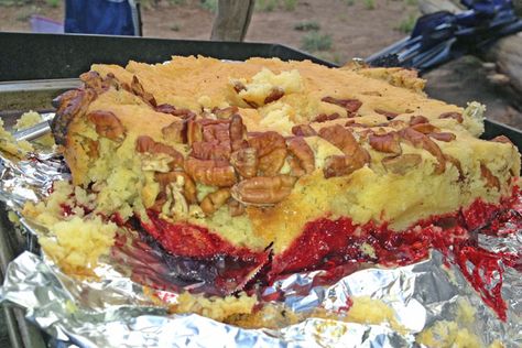 Looking for a camping dessert? Try this campfire spin on the classic Dump Cake recipe that is made in the dutch oven. It's much tastier than baked at home. Dutch Oven Dump Cake, Dump Cake Recipe, Dutch Oven Camping, Camping Desserts, Dump Meals, Dutch Oven Cooking, Dutch Oven Recipes, Campfire Food, Campfire Cooking