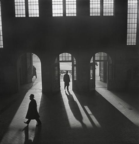 Berlin | 1933-45+. Anhalter Bahnhof 1920s-30. Roman Vishniac Potsdamer Platz, Shadow Silhouette, Andre Kertesz, Gordon Parks, Robert Doisneau, Night Pictures, Dramatic Lighting, Shadow Play, Digital Archives