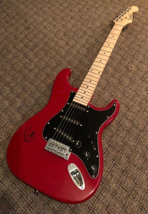 ERIC CLAPTON  signed AUTOGRAPHED full size Guitar Red Electric Guitar, Electric Guitar Design, Guitar Obsession, Custom Electric Guitars, Cool Electric Guitars, Something Nice, Custom Guitars, Music Aesthetic, Guitar Design