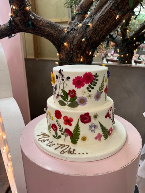 #bridalshower #cake #bridalshowercake #misstomrs #bride #aesthetic #flowers #floral Prosecco Cake, Petals And Prosecco, Bride Aesthetic, Bridal Shower Cakes, Bridal Shower Cake, Aesthetic Flowers, Dream Wedding Ideas Dresses, Shower Cake, Shower Cakes