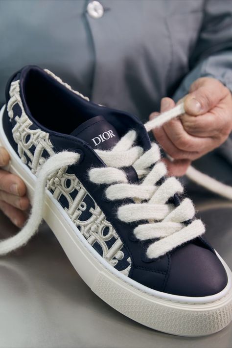 Dior Winter, Kim Jones, Dior Sneakers, New Embroidery, Dior Shoes, Embroidery Techniques, Handbag Shoes, Men Winter, 2023 2024