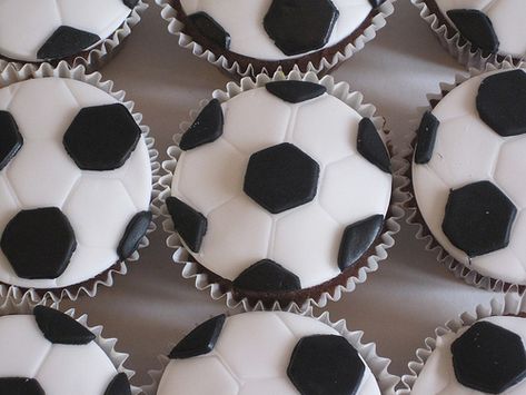 Football Cupcakes  #cupcake #decorating #sports #football #soccer Spurs Cake, Real Madrid Cake, Soccer Cupcakes, Baby Shower Cupcakes For Girls, Football Cupcakes, Soccer Cake, Raspberry Cupcakes, Pop Cupcakes, Football Cake