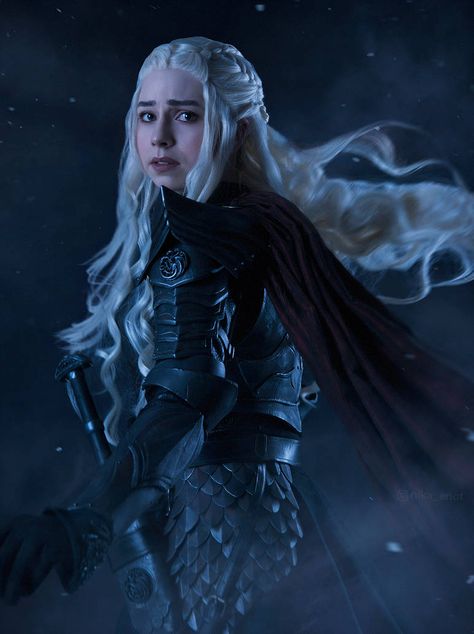 Daenerys Targaryen Costume, Game Of Thrones Khaleesi, Female Book Characters, Targaryen Cosplay, Daenerys Targaryen Cosplay, Game Of Thrones Cosplay, Top Cosplay, Game Of Throne Daenerys, Targaryen Art