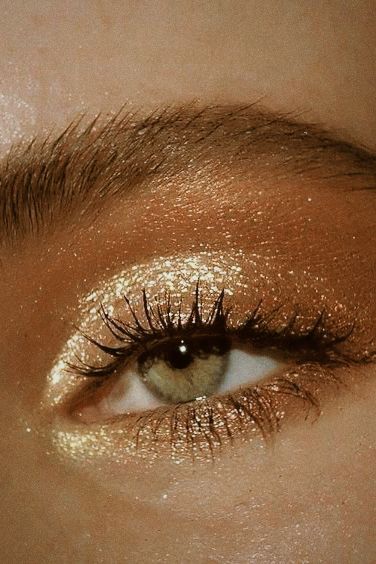 Golden Brown Eyeshadow, Turquoise And Gold Makeup, Gold Makeup Brown Eyes, Easy Gold Eye Makeup, Gold Makeup Looks Natural, Gold Birthday Makeup, Light Gold Makeup, Gold Halloween Makeup, Gold Eye Shadow Look