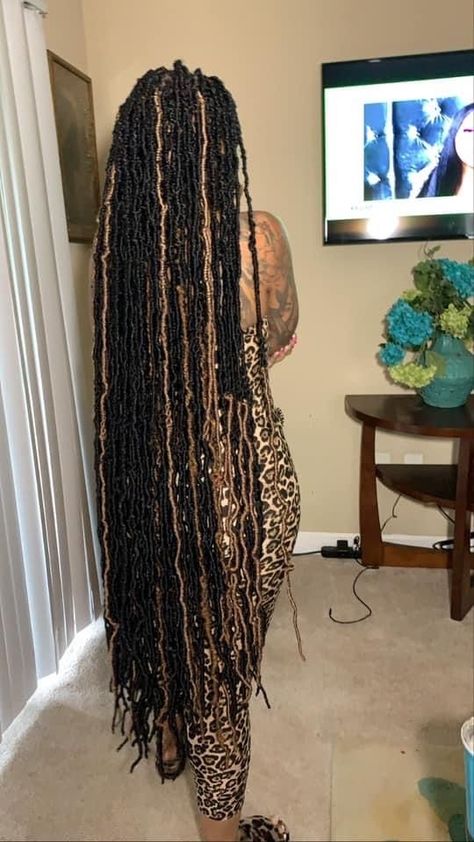 Soft Locs Multi Color, Black Brown And Blonde Soft Locs, Brown And Black Locs Black Women, Highlight Soft Locs, Soft Locs Highlights, Ombre Soft Locs Black Women, Brown Butterfly Locs Long, Honey Blonde Soft Locs Black Women, Soft Locs With Brown