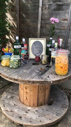 Gin Table Ideas, Gin Bar Ideas Parties, Party Bar Ideas Alcohol Set Up, Bar Set Up For Party At Home, Gin Bar Wedding, Buffet Bar Ideas, Diy Bar Area, Outside Birthday, Coffee Recipe Healthy