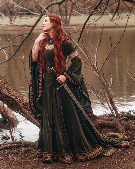 The Witcher Elves, Guinevere Dress, Celtic Clothing, Celtic Dress, Ren Faire Outfits, Elven Dress, Viking Dress, Fair Outfits, Vintage Saris