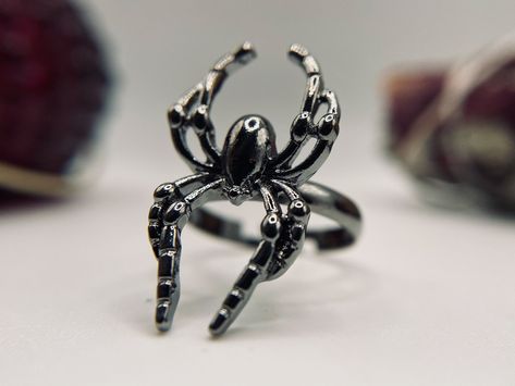 This beautiful gothic spider ring is the perfect addition to any alternative look. Whether it be for every day wear or one for going out, it's sure to express your personality. Made adjustable to fit most fingers. Bug Ring, Witch Ring, Gothic Spider, Orb Weaver, Insect Ring, Spider Ring, Witch Rings, Gothic Jewellery, Spider Jewelry