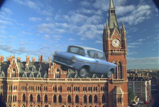 Ford Anglia leaving King's Cross station (Harry Potter and the Chamber of Secrets) Flying Car Harry Potter, Harry Potter Flying Car, Harry Potter Car, Harry Potter Filming Locations, Hogwarts Great Hall, Arthur Weasley, Harry Potter Painting, Durham Cathedral, Kings Cross Station