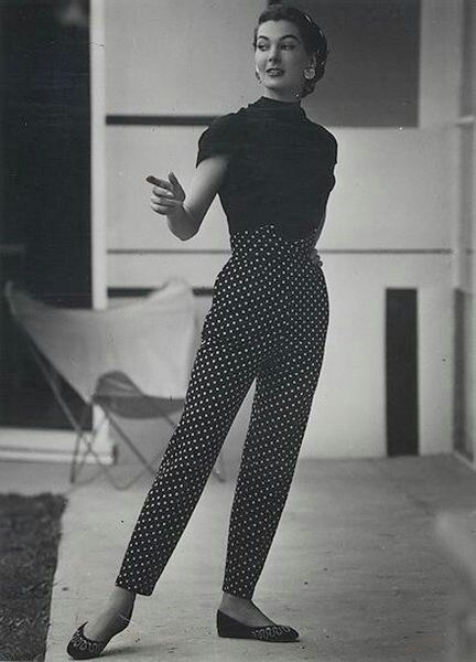 1950s Pants, Fashion Trousers, Trousers Outfit, Glamour Decor, Vintage Fashion 1950s, Polka Dot Pants, Well Dressed Women, Look Retro, 2020 Fashion Trends