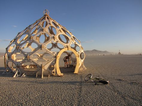 Zomes are polar zonohedral domes. Rob Bells’s Zomes are beautiful, organic spaces designed in SketchUp, fabricated with a CNC router and assembled with just mallets and bare hands. Rob Bell, Biblical Prophecy, Burning Men, Geodesic Dome Homes, Dome Structure, Eco Buildings, Dome Home, Dome House, Geodesic Dome