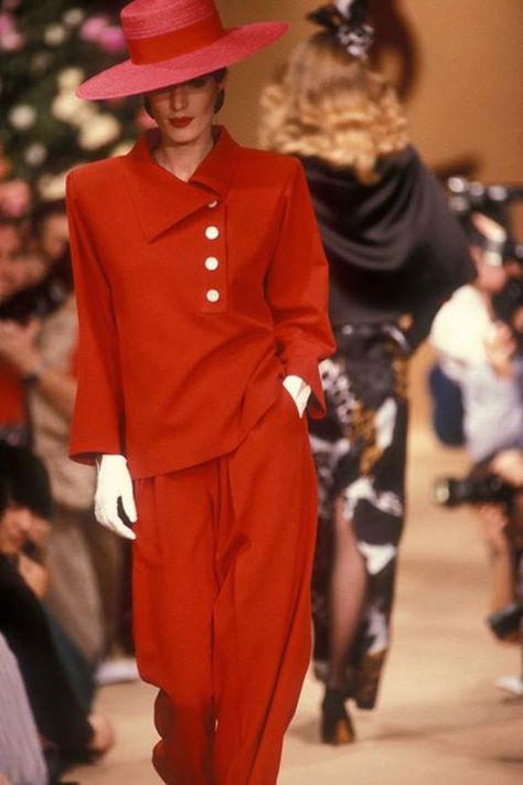 1970s Haute Couture, Yves Saint Laurent Designer, 1980’s Fashion, Yves Saint Laurent Couture, Outfit 90s, Saint Laurent Paris, Fashion 2020, Couture Fashion, Vintage Shirts