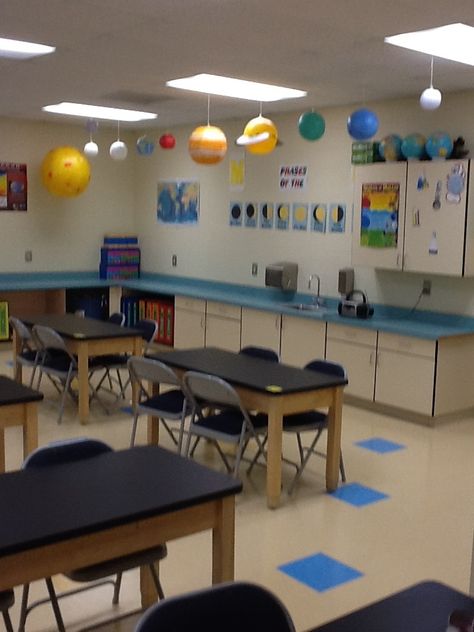 Solar system display in classroom! Science classrooms should look inviting . Solar System Display, Science Pictures, Science Tips, Elementary Science Classroom, Classroom Elementary, Middle School Science Classroom, Science Room, Science Classroom Decorations, Classroom Science