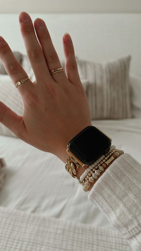 Dainty Apple Watch Band, Apple Watch And Bracelets Aesthetic, Applewatch Fashion, Apple Watch Aesthetic, Gold Apple Watch Band, Band Outfits, Gold Apple Watch, Gold Apple, Classy Jewelry