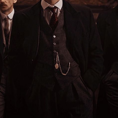 Dark Victorian Aesthetic, Bridgertons Aesthetic, Dark Academia Men, Mens Fashion Aesthetic, 1800s Aesthetic, Men In Suits, Victorian Men, Detective Aesthetic, Victorian Man