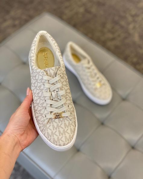 #michaelkors#guess#dkny#coach#liujo#calvinklein#levin #cap#victoriassecret Flat Sneakers Women, Nude Sneakers, Mk Shoes, Mk Logo, Gymnastics Workout, Boutique Brands, Flat Sneakers, Elba, Style Gift