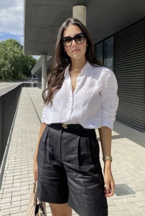 Black Linen Shorts Outfit Classy, Tailor Shorts Outfit, Black Tailored Shorts Outfit Summer, Bermuda Short Outfits For Women, Styling Tailored Shorts, European Summer Outfits Shorts, Long Linen Shorts Outfit, Short Linen Pants Outfit, Linen Black Shorts Outfit