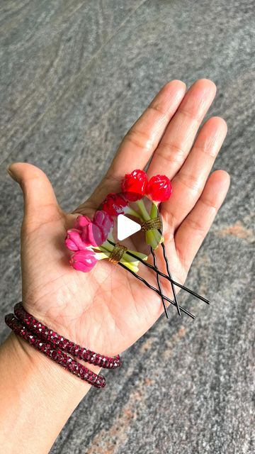 Flower Garland Diy, Tail Hairstyle, Hawaii Flowers, Hair Garland, Flower Decorations Diy, Flower Picks, Ear Hair, Flower Garlands, Floral Hair