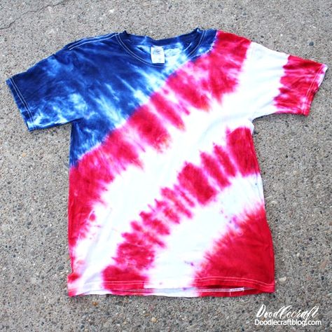 Patriotic USA Flag Tie Dye Shirt Tutorial! American Flag Tie Dye Shirt, Tie Dye Shirts Designs, Tulip Tie Dye, American Flag Tie, Tie Dye Shirts Patterns, Ty Dye, Diy Tie Dye Techniques, Teen Crafts, Diy Tie Dye Shirts