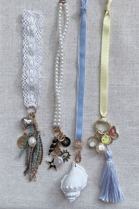 Unique Present Ideas, Diy Gifts Useful, What To Do With Ribbon Ideas, Diy Crafts For Selling, Handmade Book Marks Crafts, Book Diy Decor, Charm Diy Craft Ideas, Diy Book Mark Aesthetic Easy, Ribbon Craft Ideas