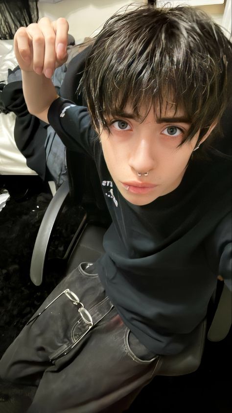 Emo Haircut, Emo Boy Hair, Haircut Inspo, Boy Hair, Emo Boy, Wallpapers Images, Wallpapers Backgrounds, Free Hd Wallpapers, Home Screen