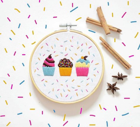 Baking Cross Stitch, Cupcake Embroidery Patterns, Cupcake Funny, Beginner Cooking, Cupcake Embroidery, Embroidery Hoop Art Tutorial, Embroidery Hoop Art Diy, Funny Embroidery, Funny Cross Stitch