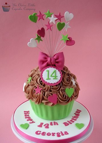 Bright Giant Cupcake Jumbo Cupcake Ideas, Chocolate Giant Cupcake, Giant Cupcake Mould, Large Cupcake Cakes, Jumbo Cupcake, Giant Cupcake Cakes, Giant Cake, Big Cupcake, 14th Birthday Cakes