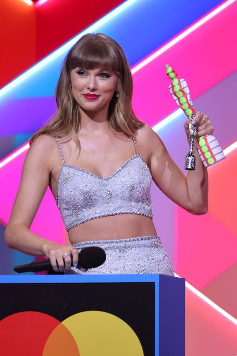 Taylor Swift Red Carpet, Award Speech, Global Icon, Taylor Swift Web, All About Taylor Swift, Swift Photo, Brit Awards, Red Taylor, Swift 3