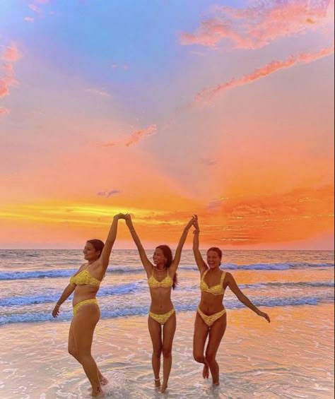 Trio Things, Beach Photos Friends, Summer Picture Poses, Beach Pictures Friends, Photo Recreation, Beach Friends, Beach Pictures Poses, Best Friend Photos, Summer Goals