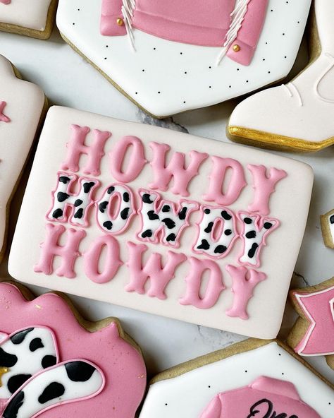 I��’ve never considered myself a girly girl but something about this cute pink set just lights me up inside 💕 . . . #pink #cookies… | Instagram Cowgirl Cookies Birthday, Pink Cowgirl Cookies, Cowgirl Hat Cookies, Cowgirl Cookies Decorated, Cowgirl Cookies, Second Rodeo, Cowgirl Things, 20th Bday, Cookie Decoration