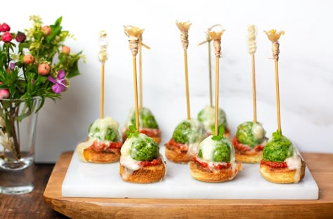 Spinach & Chicken Meatball Appetizer with Fontina Fondue Christmas Hor D'oeuvres, Meatball Appetizer, Nibbles For Party, Chicken Meatball, Spinach Chicken, Chicken Minis, Skewer Appetizers, Appetizer Meatballs, Parmesan Crisps