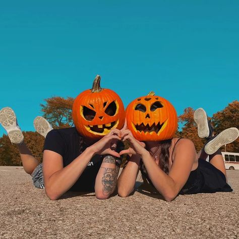 Pumpkin On Head Photoshoot Friends, Pumpkin Carving Ideas For Photoshoot, Pumpkin Pics With Friends, Pumpkin Head Best Friend Photoshoot, Pumpkin Head Photoshoot Friends Black, Pumpkin Photoshoot Friends, Pumpkin Patch Photoshoot Friends, Friends Fall Photoshoot, Ghosts Photoshoot