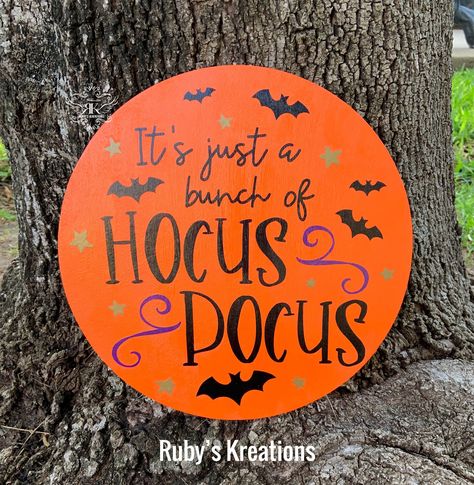 Hocus Pocus Sign, Hocus Pocus Decorations, Wreaths Halloween, Decorating Halloween, Fall Pallets, Circuit Crafts, Candy Signs, Witch Signs, Door Crafts