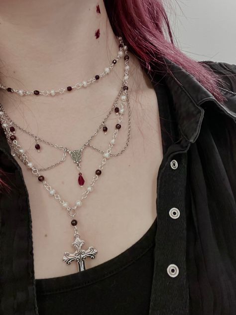 Vampire Fairy Aesthetic, Vampire Aesthetic Jewelry, Vampire Jewelry Aesthetic, Vampire Style Necklace For Halloween, Handmade Vampire Style Party Necklace, Vampire Aesthetic Fashion, Vampire Necklace Aesthetic, Vamp Costume, Vampire Aesthetic Necklace