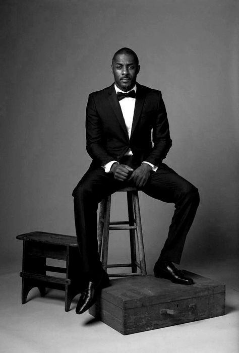 Black Men Suits, Cut Your Own Hair, Men Fashion Photoshoot, Male Portrait Poses, Headshot Poses, How To Cut Your Own Hair, Mens Photoshoot Poses, Studio Poses, Studio Photography Poses