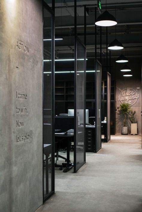 Concrete Interior Design Office, Minimalist Warehouse Design, Minimalist Industrial Office Design, Industrial White Interior, Industry Office Design, Modern Business Interior Design, Industrial Interior Office Design, Industrial Workspace Design, Concrete Office Interior Design