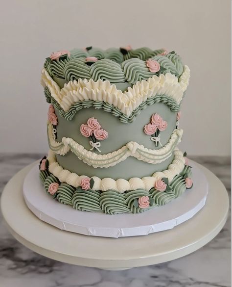 Bolo Vintage, Carousel Cake, Vintage Birthday Cakes, Homemade Birthday Cakes, Green Cake, Tall Cakes, Pretty Dessert, Buttercream Flowers, Pretty Birthday Cakes