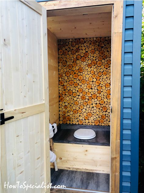 Cute Outhouse Ideas, Outhouse Interior Ideas, Outhouse Interior, Outhouse Bathroom Ideas, Outhouse Diy, Cute Outhouse, Outdoor Wc, Diy Outhouse, Modern Outhouse