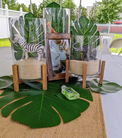 Safari Theme Table Centerpiece, Wild One Table Centerpiece, Safari Birthday Party Centerpieces, Bapteme Jungle Safari, Jungle Centerpieces Ideas, Safari Centerpiece Ideas, Jungle Theme Centerpieces, Safari Table Centerpieces, Safari Table Decor