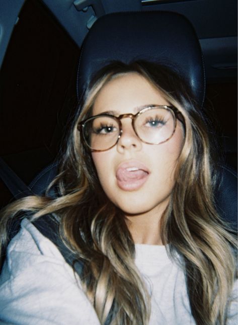 People With Glasses, Glasses Frames Trendy, Glasses Inspiration, Cute Glasses, Cute Makeup Looks, Girls With Glasses, Instagram Photo Inspiration, Dream Hair, Cute Poses