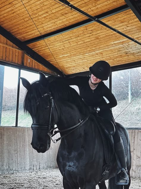 Black Horse Aesthetic, Horseback Riding Outfit, Riding Outfit Equestrian, Aesthetic Equestrian, Horse Riding Aesthetic, Horsey Life, Equestrian Outfit, Horseback Riding Outfits, Majestic Horses