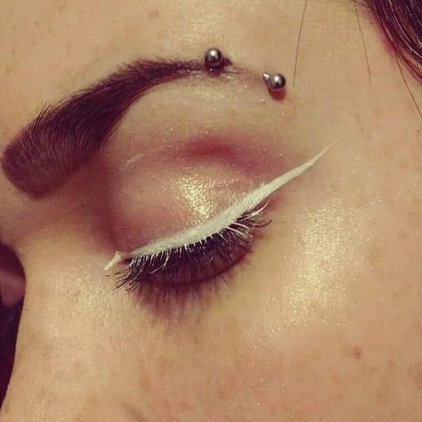 Ultimate Eyebrow Piercing Guide Eyebrow Piercing Ideas, Piercing Arcade, Unique Piercings, Anti Eyebrow, Eyebrow Piercings, Tattoo Journal, Eyebrow Piercing Jewelry, Cool Piercings, Modern Ideas