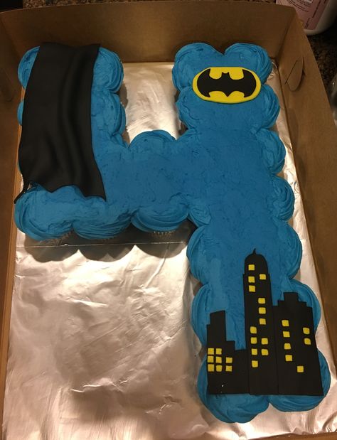 Blue Batman Cake, Batman Cupcakes Ideas, Batman Cupcake Cake, Batman Theme Party, Batman Cupcakes, Pull Apart Cupcake Cake, Batman Theme, Batman Cake, Pull Apart Cupcakes