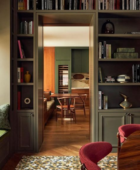 Benjamin Reynaert 💡 on Instagram: "When a doorway is so much more than a doorway🚪📚✨ #ASpoonfulRecommends #Interiors #DesignInspo — Design by @reesrobertspartners Architecture by @stevenharrisarchitects Photo by @zepharc" Bookcase Doorway, Dining Room Built In, Built In Shelves Living Room, Small Lounge, Bookshelves In Living Room, Home Library Design, Bookshelf Design, Built In Bookcase, Dining Living Room