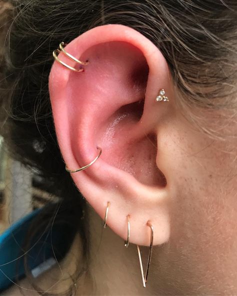 Ah!!! I want hoops now. Double helix!! Double Helix Piercing, Piercing Face, Ear Peircings, Double Ear Piercings, Helix Piercings, Cool Ear Piercings, Double Piercing, Cute Stud Earrings, Cute Ear Piercings